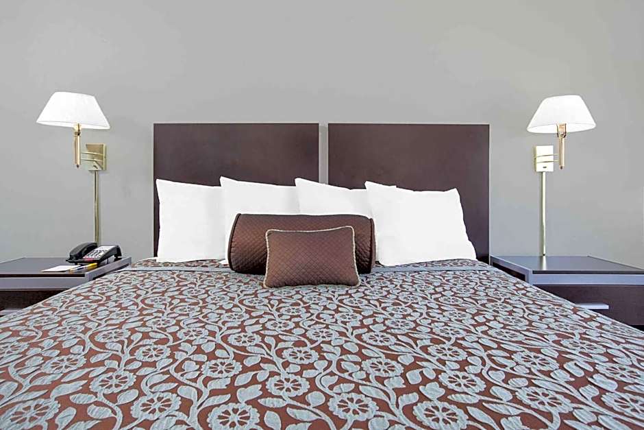 Days Inn by Wyndham Market Center Dallas
