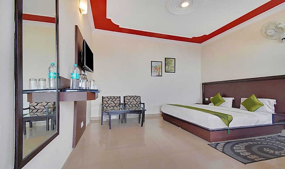 Treebo Mayur, Mall Road