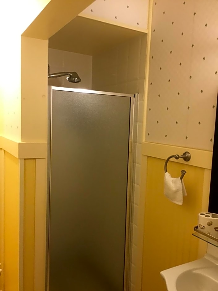 Marmora and Lake Inn and Victorian Diner