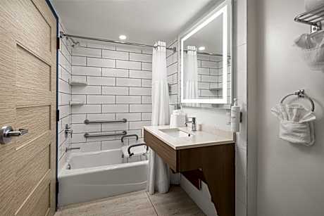 2 Queen Accessible Tub Oceanfront