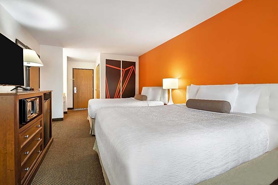 Howard Johnson Hotel & Suites by Wyndham Oacoma