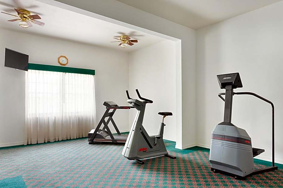 Days Inn and Suites by Wyndham Sikeston