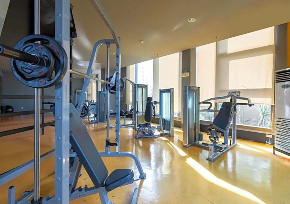 Bayfront Suite in Pasay Near NAIA Terminal, PICC, Star City, MOA and US Embassy - Pet-Friendly, Wi-Fi & Netflix, Free Swimming Pool, Sauna, Work from Home Ready