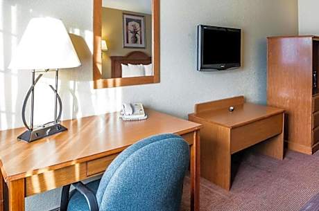 King Suite - Accessible/Non-Smoking