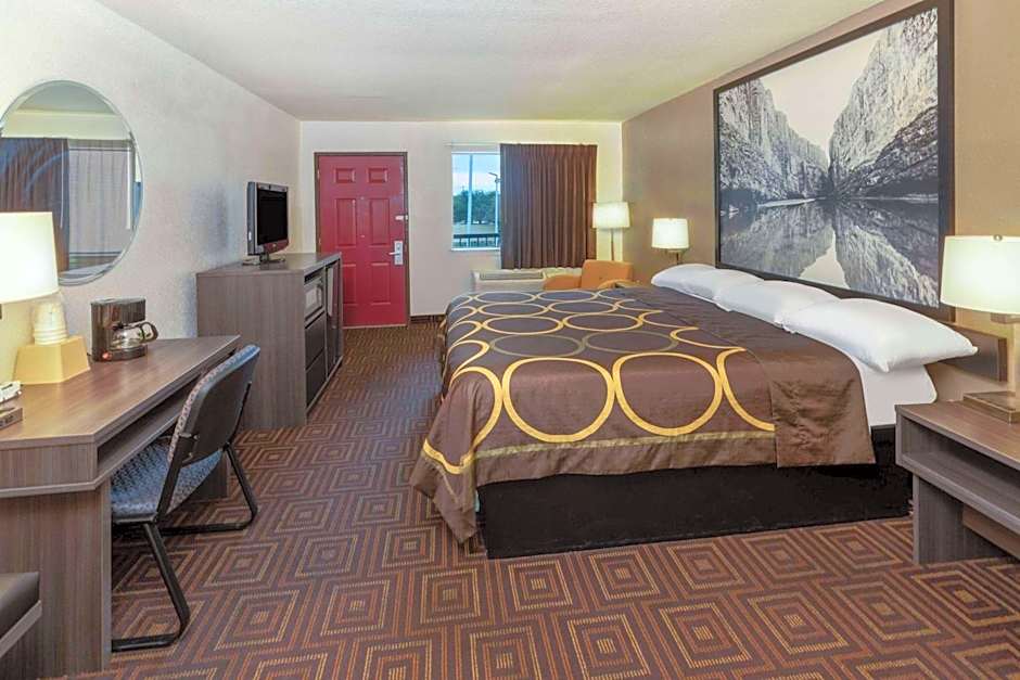 Super 8 by Wyndham Seguin