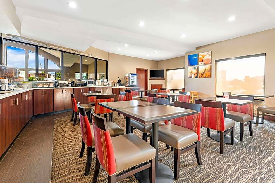Comfort Suites near Robins Air Force Base