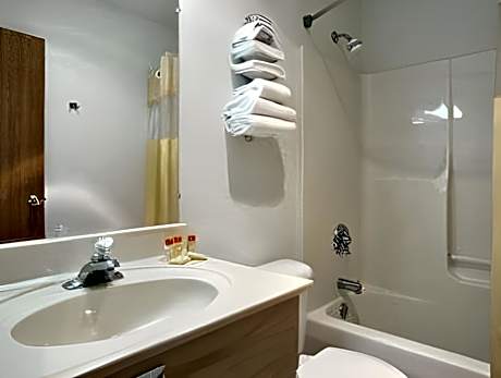 Travelodge by Wyndham Waukegan Gurnee