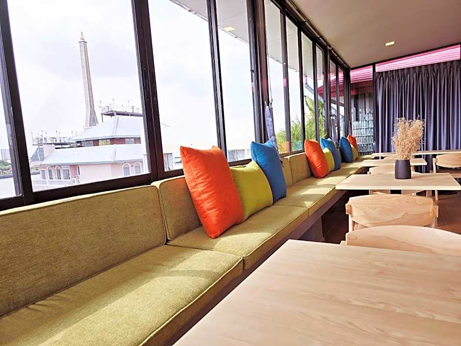 Red Door Samsen Hotel