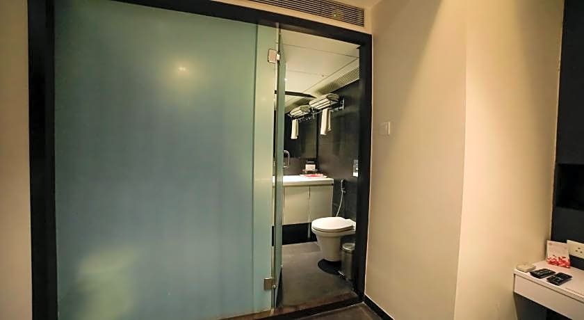 Hotel German Palace, Airport