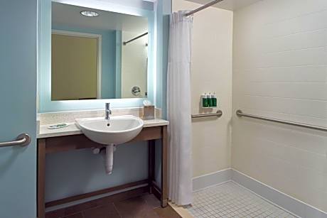 Queen Studio with Adapted Roll-in Shower - Mobility and Hearing Accessible