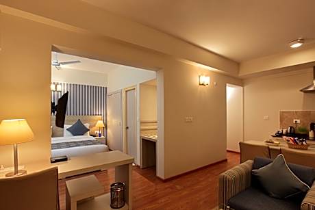 Deluxe Suite Double With Balcony and Kitchenette