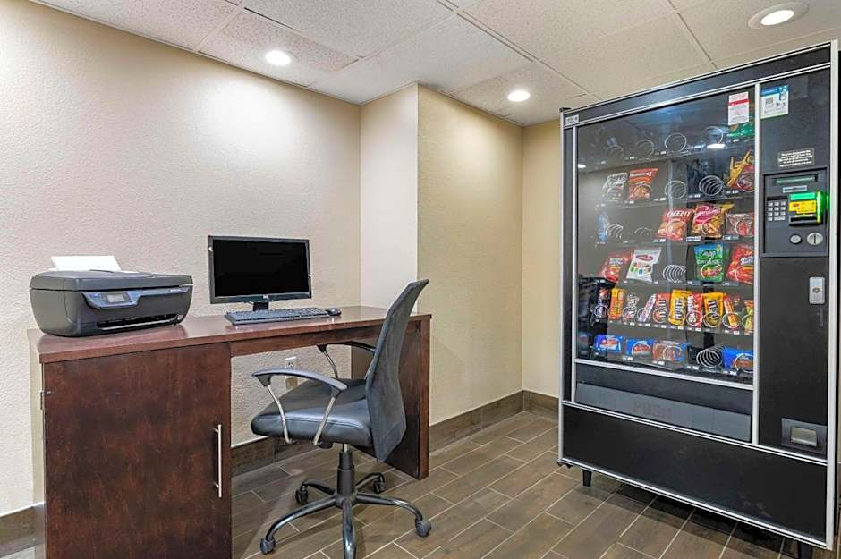 Comfort Inn & Suites North At The Pyramids