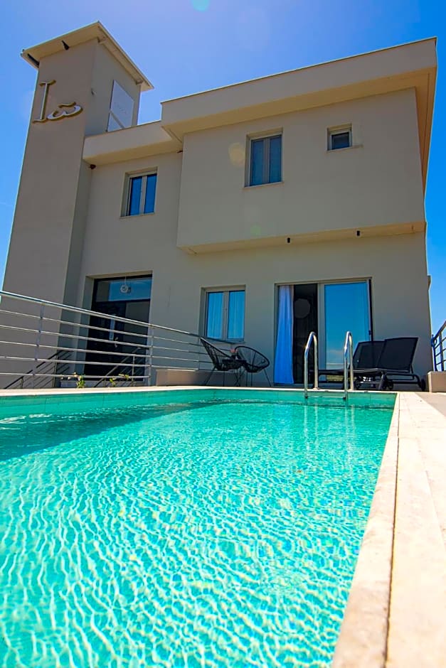 IO Luxury Pool & Hot Tub Suites