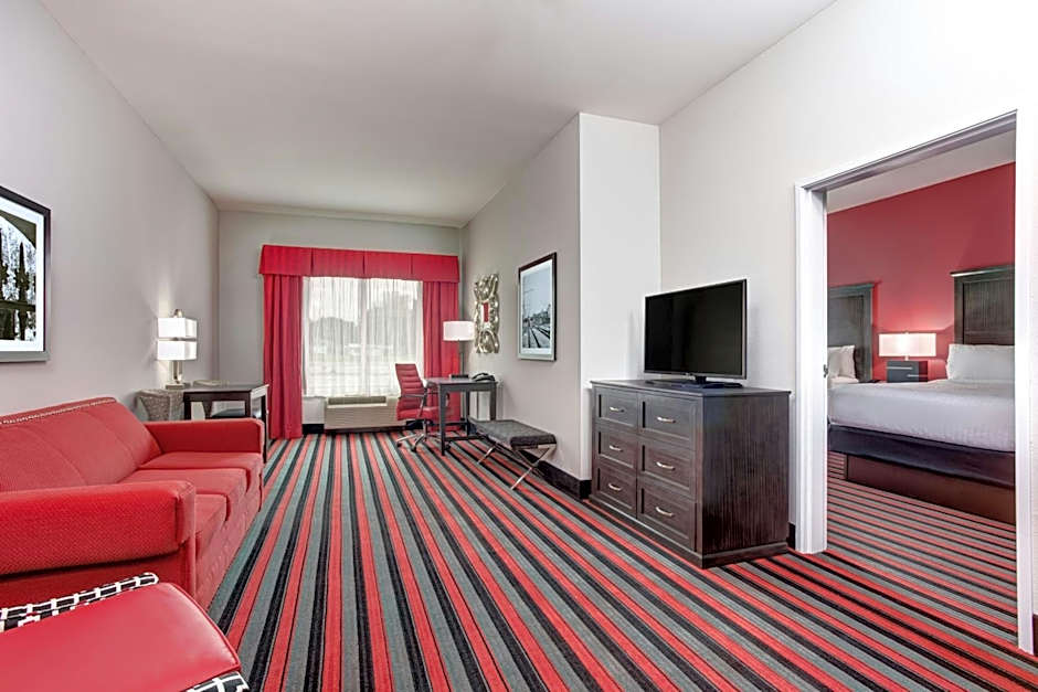 Holiday Inn & Suites Lafayette North by IHG