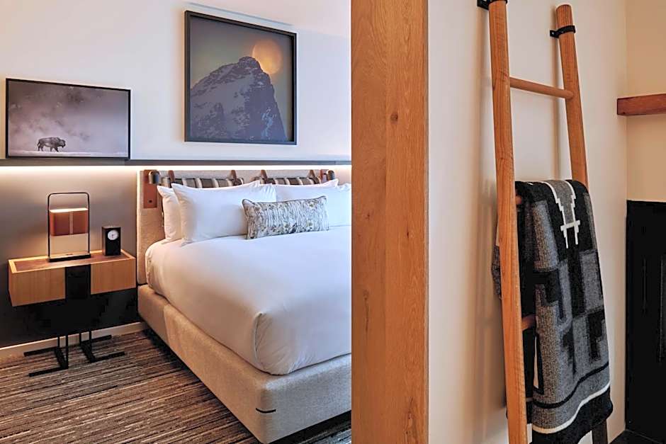 The Cloudveil, Autograph Collection