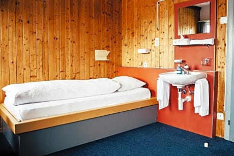 Budget Single Room with Shared Bathroom