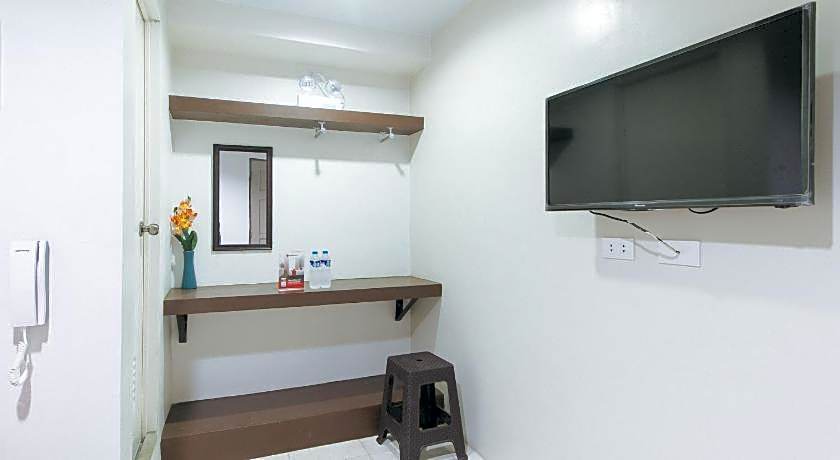 RedDoorz @ Bridgeway Hotel Tuguegarao City