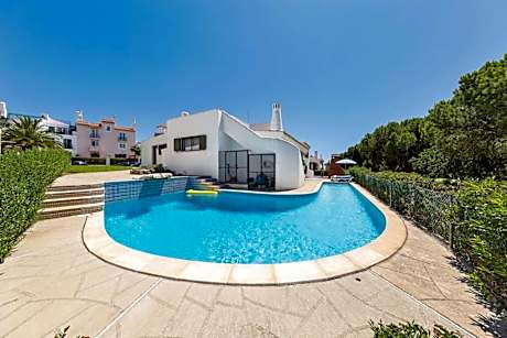 Old Village area, walking distance to centre and all amenities, private pool