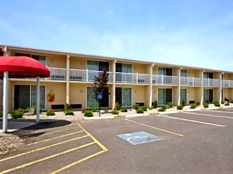 HomeSpring Inn & Studios