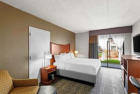 Suite-1 King Bed, Non-Smoking, Pillowtop Bed, 42 Inch Led Television, Microwave And Refrigerator, So