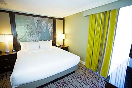 1 King Bed Suite With Whirlpool-Nonsmoking