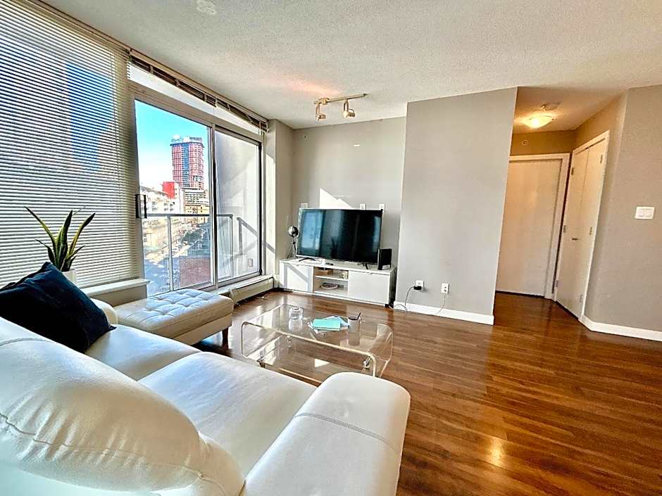 Modern spacious Apt plus Solarium and Den in Downtown Vancouver with Parking and Pool