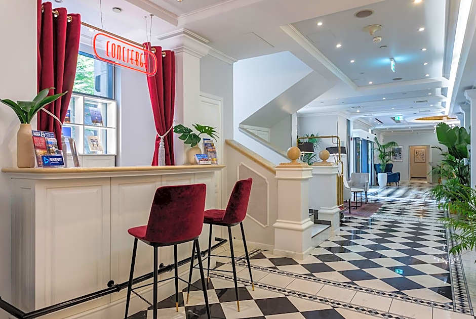 Queen'S Court Hotel & Residence