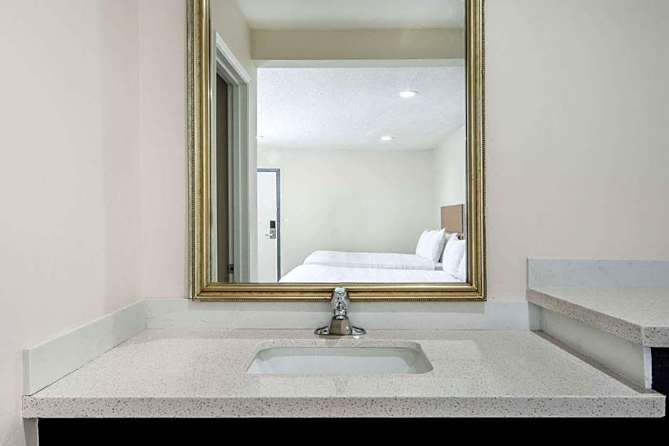 Super 8 by Wyndham Bakersfield CA