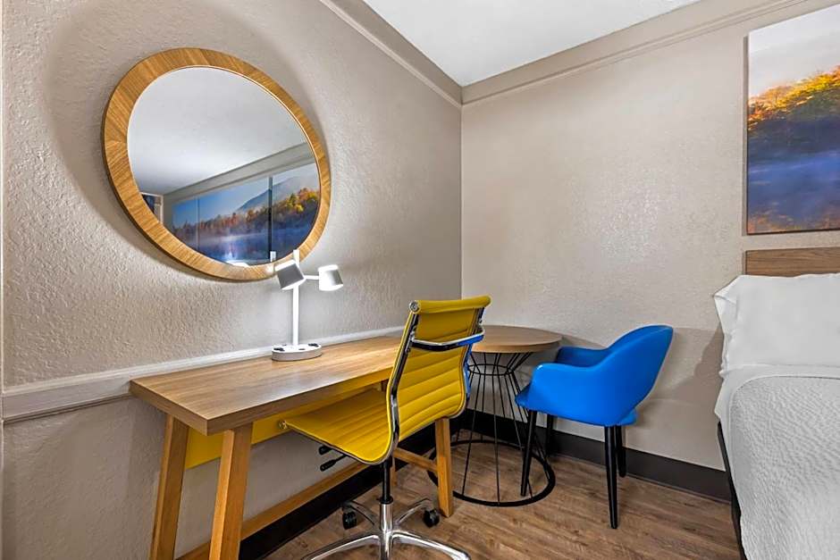 Days Inn by Wyndham Birmingham/West