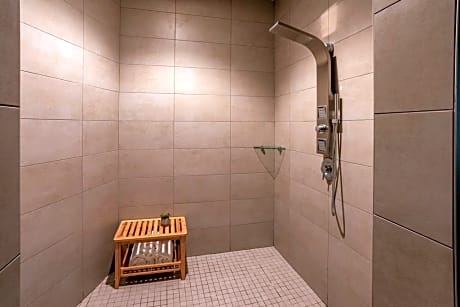 1 King W/Luxury Bathroom-Upgraded Amenities