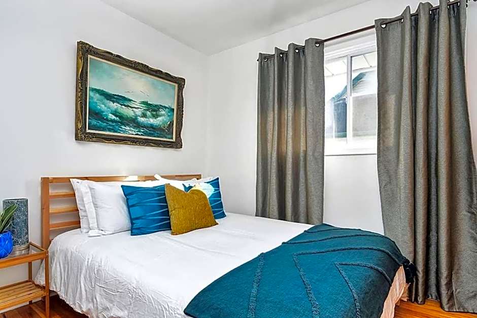 Retro vibe w hot tub piano lounge and vinyls