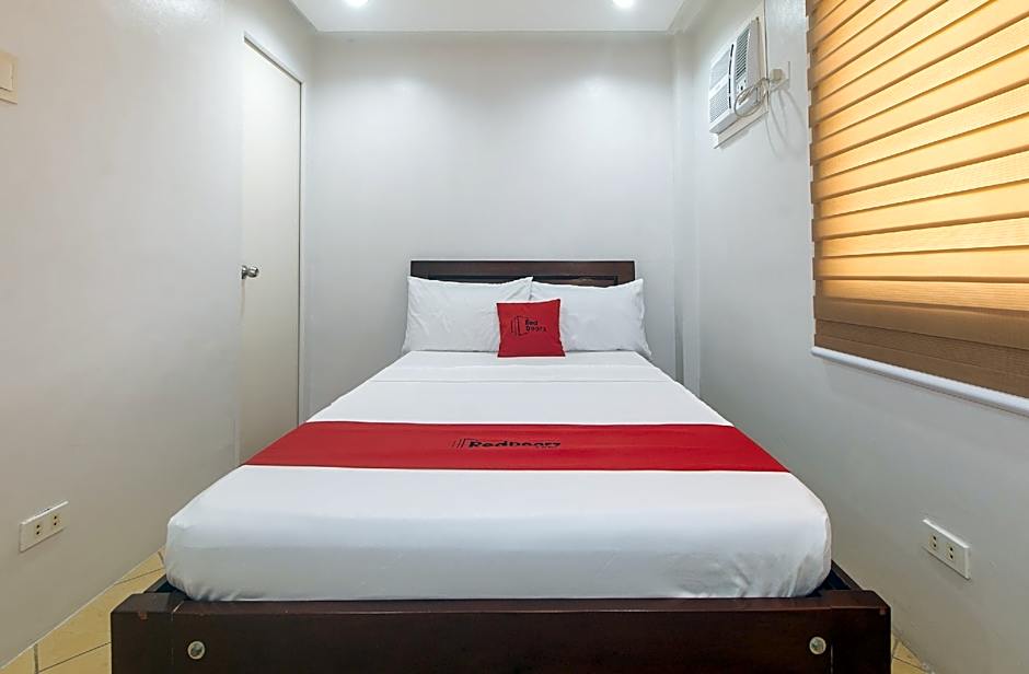 RedDoorz @ Davids Travellers Inn Cavite
