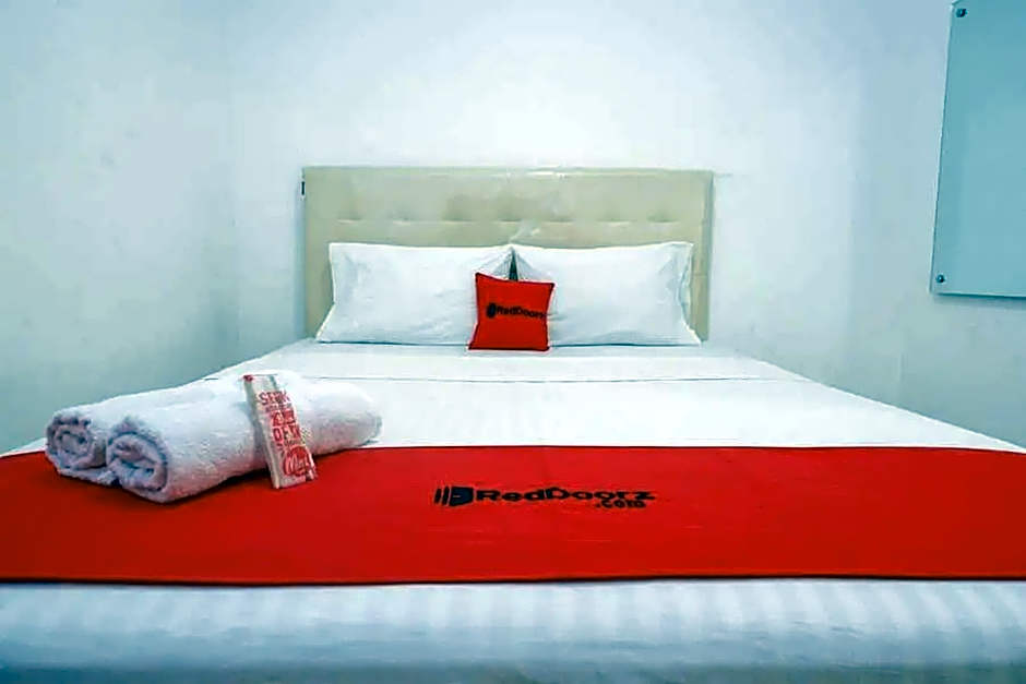 RedDoorz near Mall Ratu Indah 3