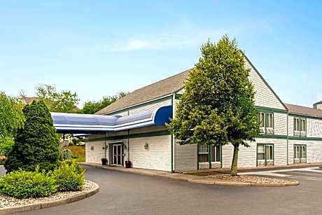 Baymont by Wyndham North Dartmouth / Fall River