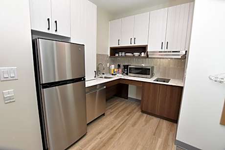 One-Bedroom Queen Room with Two Queen Beds and Mobility Accessible Tub - Non-Smoking