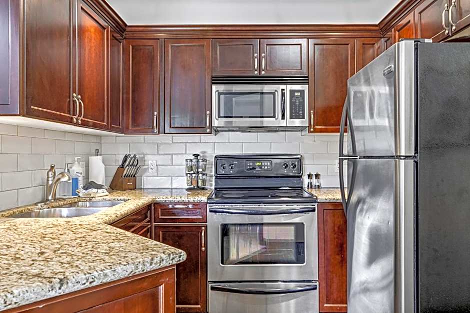 Outstanding Mountain Condo WATERSLIDE and HOT TUB managed by Little Sister Getaways