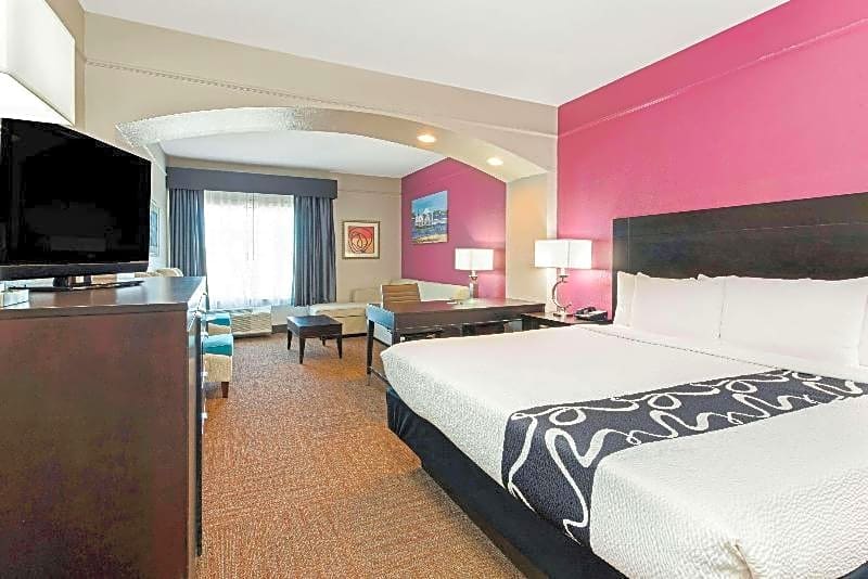 La Quinta Inn & Suites by Wyndham Winnie