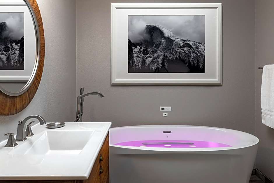Photo 1 of 5 of 1 King Bed, Jetted Tub