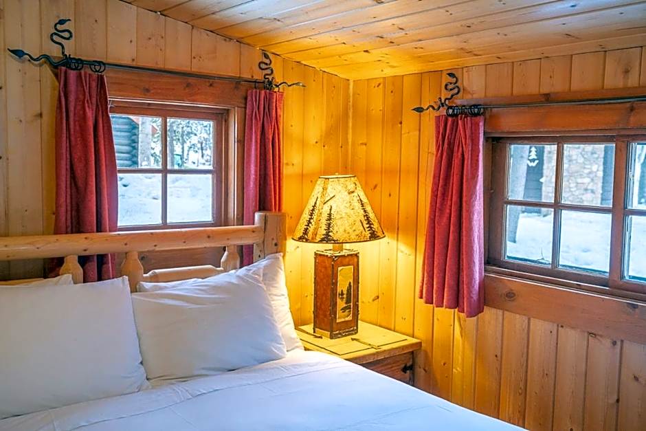 Storm Mountain Lodge & Cabins