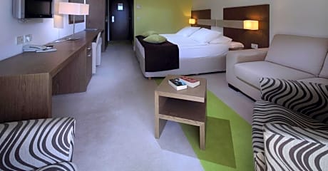 Superior Double Room with Balcony with Park View