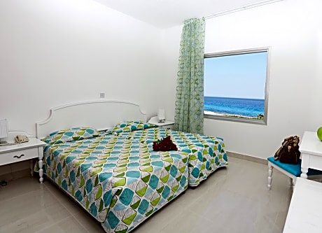 One-Bedroom Apartment with Sea View