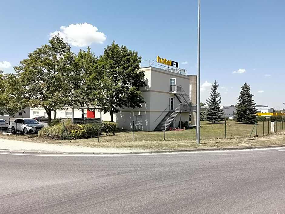 HotelF1 Bourges Le Subdray