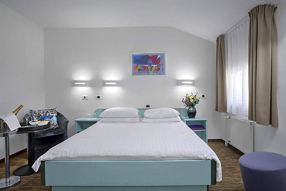 Lipa, Hotel & Bistro