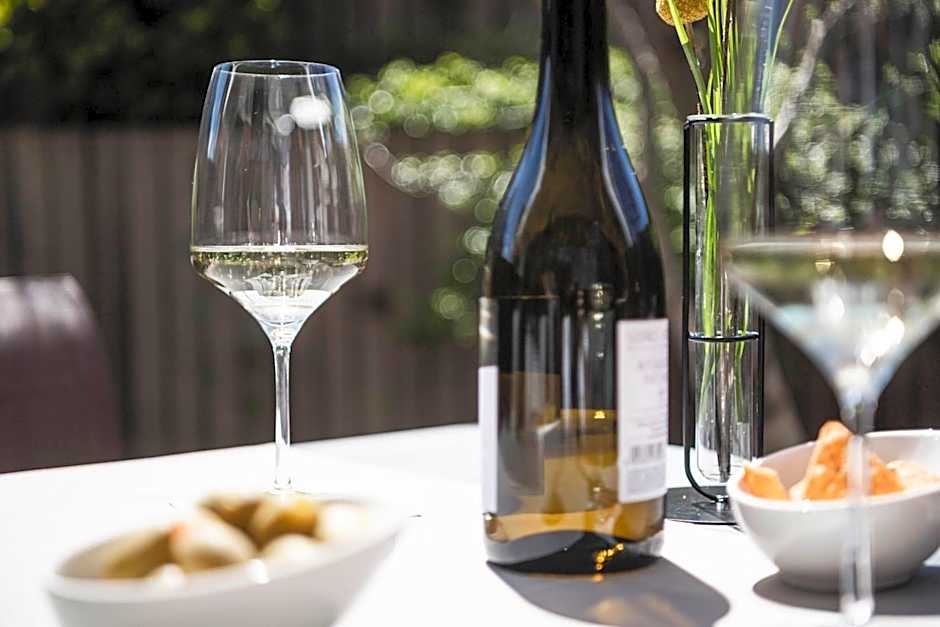 La Paula Apartments & Suites