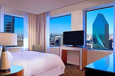 Trinity, Suite, 1 King, cityscape view, Corner room
