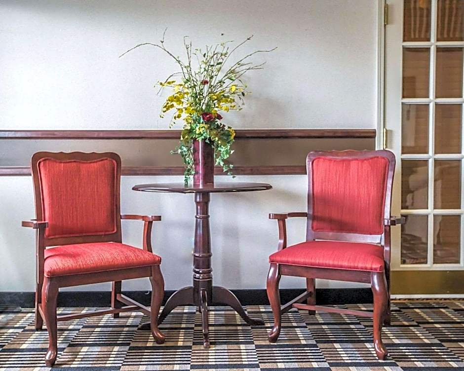 Quality Inn & Suites Dixon Near I-88