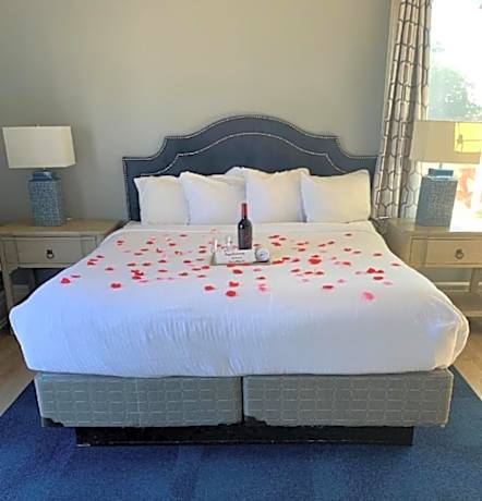 Ocean View, King bed, Shared Balcony