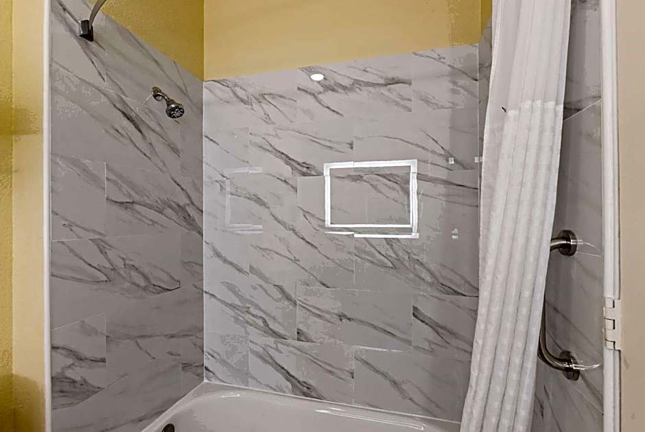 Days Inn & Suites by Wyndham Ft. Worth DFW Airport South