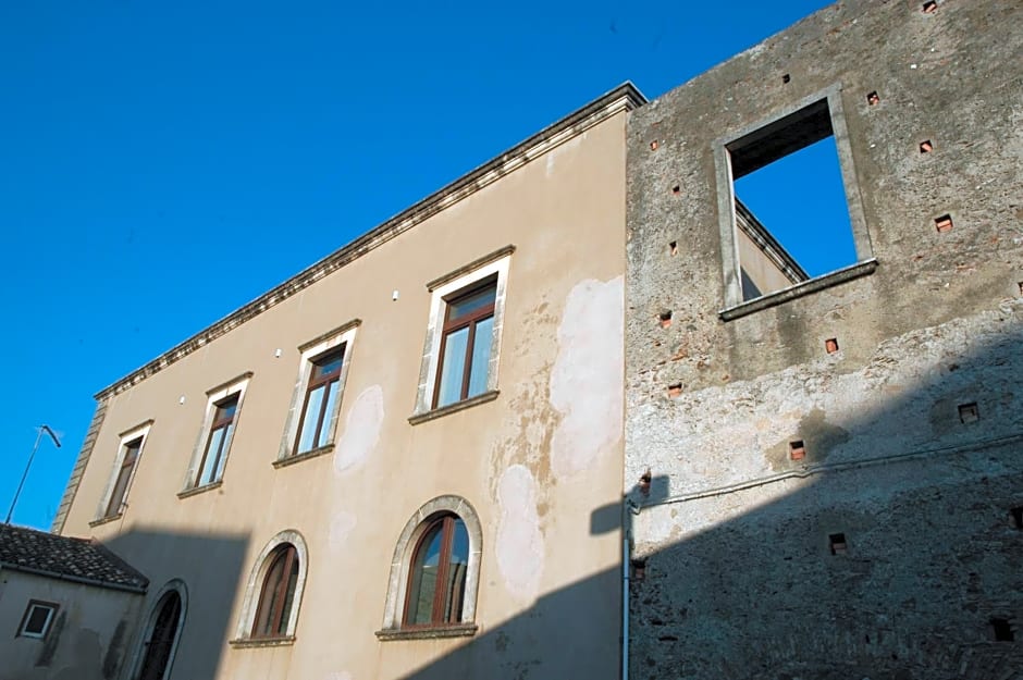 Castello D'Alcontres Guest House 3 stelle