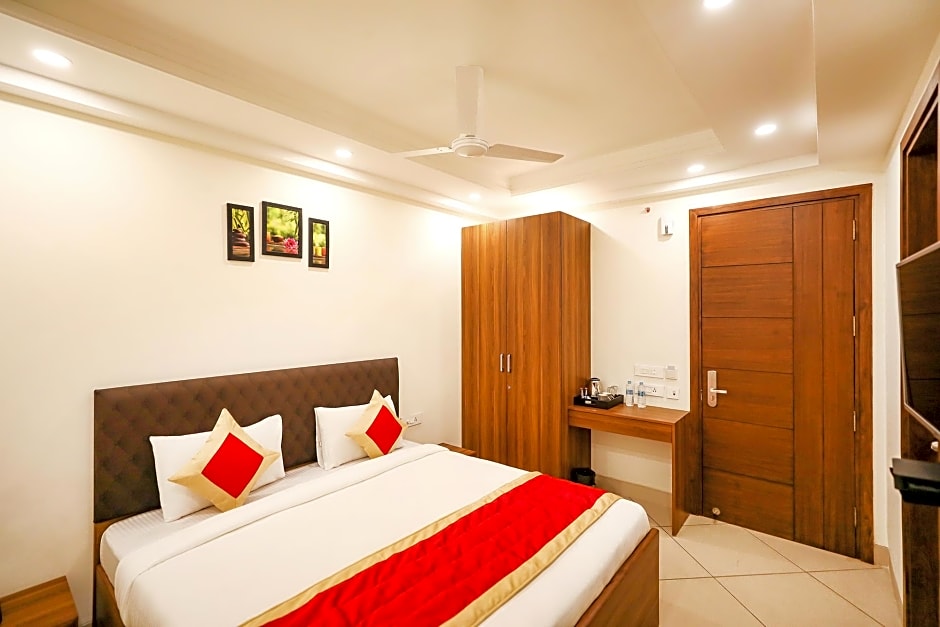 FabHotel La Paz Stay B&B